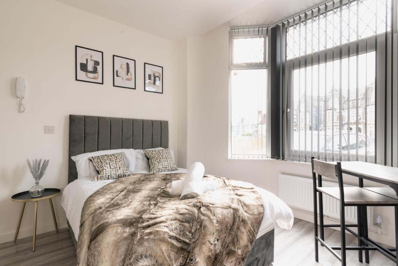 Exquisite Cardiff Apartments- With Garden Lounge & Games Room Екстер'єр фото