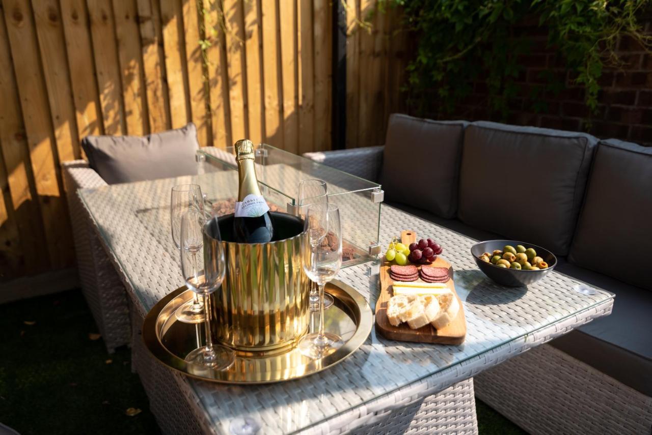Exquisite Cardiff Apartments- With Garden Lounge & Games Room Екстер'єр фото