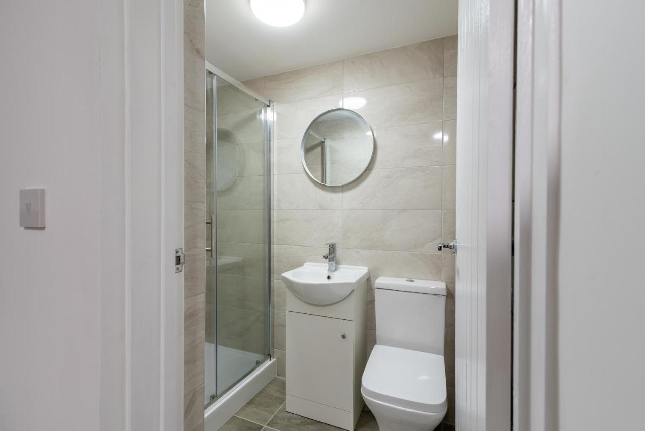 Exquisite Cardiff Apartments- With Garden Lounge & Games Room Екстер'єр фото