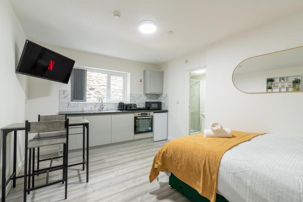 Exquisite Cardiff Apartments- With Garden Lounge & Games Room Екстер'єр фото