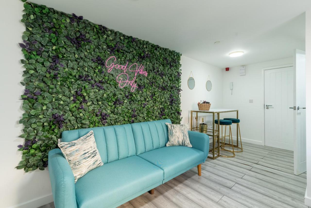 Exquisite Cardiff Apartments- With Garden Lounge & Games Room Екстер'єр фото
