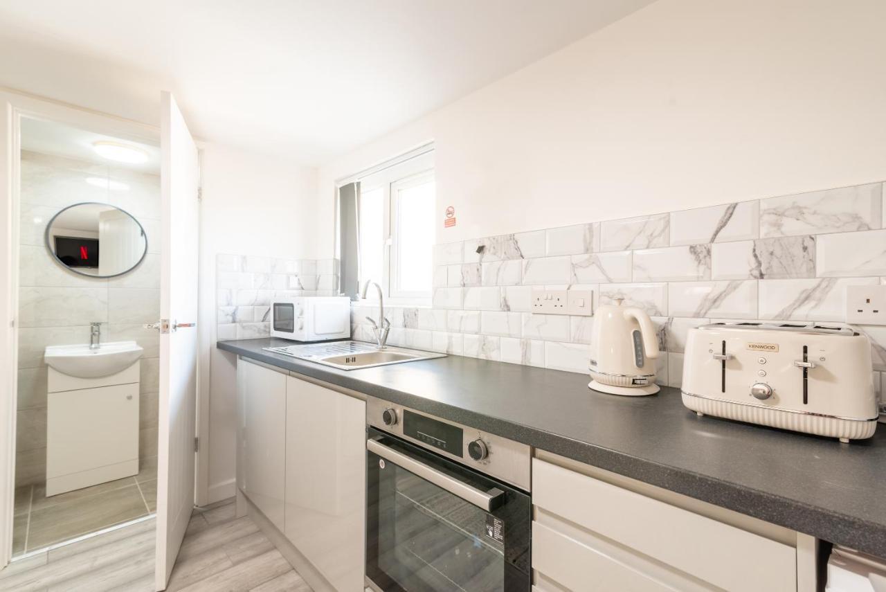 Exquisite Cardiff Apartments- With Garden Lounge & Games Room Екстер'єр фото